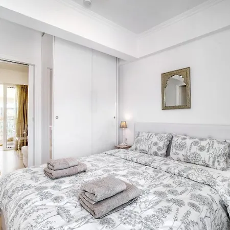 The Mirror With Large Sunny Balcony Apartment *